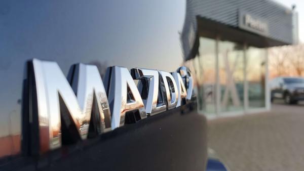 Mazda-Logo-dichtbij